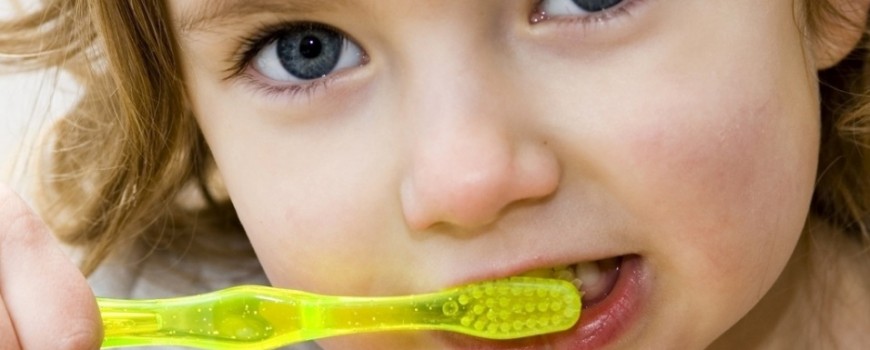 A criança e os dentes A criança e os dentes